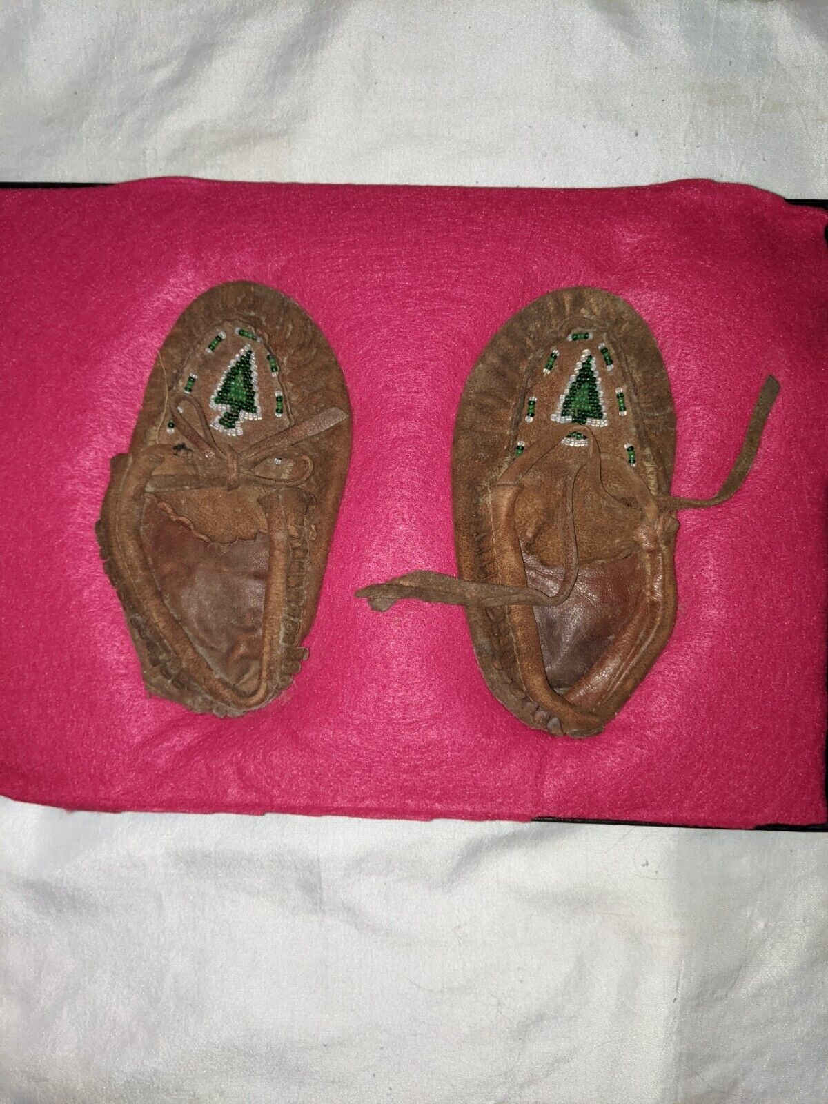VINTAGE NATIVE AMERICAN  CHILDREN'S MOCCASINS with BEADS includes case!